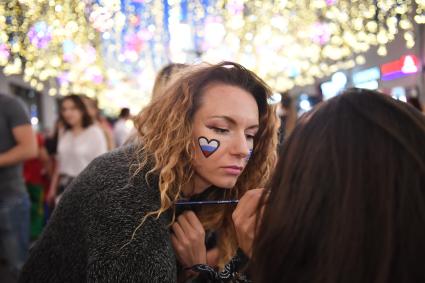 Москва. Болельщица сборной России на Никольской улице во время чемпионата мира по футболу FIFA 2018.