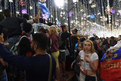 Москва. Болельщики чемпионата мира по футболу 2018 на Никольской улице.