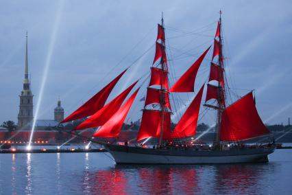 Санкт-Петербург. Шведский бриг Tre Kronor Stockholm во время репетиции праздника выпускников школ `Алые паруса\"`.