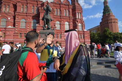 Москва. Болельщики чемпионата мира по футболу 2018 на Манежной площади.