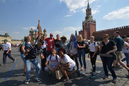 Москва. Болельщики чемпионата мира по футболу 2018 на Красной площади.