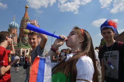 Москва. Болельщики чемпионата мира по футболу 2018 на Красной площади.