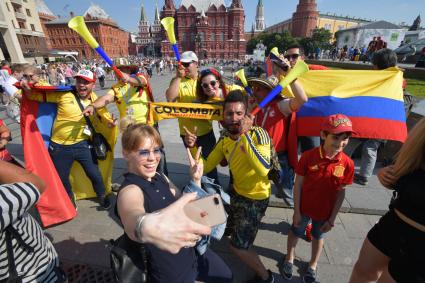 Москва. Болельщики чемпионата мира по футболу 2018 на Манежной площади.