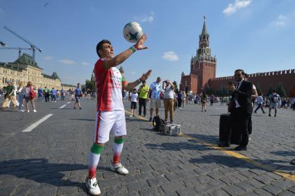 Москва. Болельщики чемпионата мира по футболу 2018 на Красной площади.