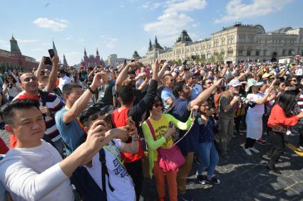 Москва. Болельщики чемпионата мира по футболу 2018 на Красной площади.