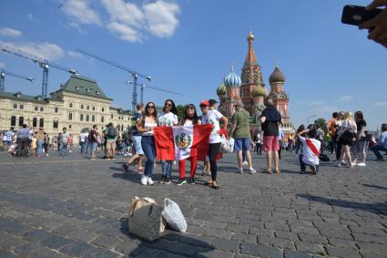 Москва. Болельщики чемпионата мира по футболу 2018 на Красной площади.