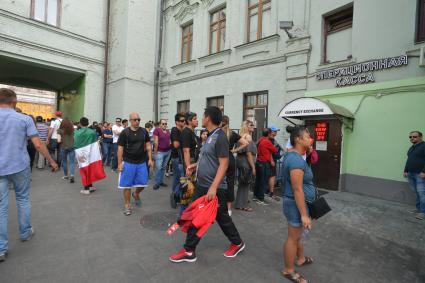 Москва. Очередь в пункте обмена валюты на площади Революции во время проведения чемпионата мира по футболу 2018.