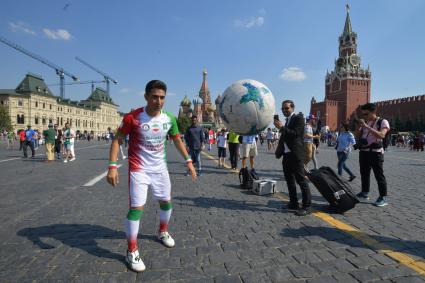 Москва. Болельщики чемпионата мира по футболу 2018 на Красной площади.