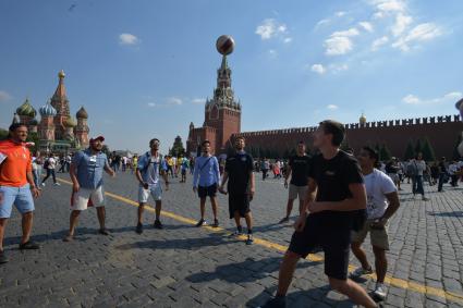 Москва. Болельщики чемпионата мира по футболу 2018 на Красной площади.