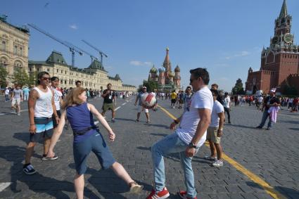 Москва. Болельщики чемпионата мира по футболу 2018 на Красной площади.