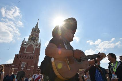 Москва. Болельщики чемпионата мира по футболу 2018 на Красной площади.