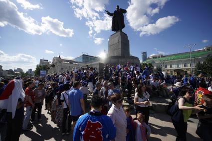 Екатеринбург. Японские болельщики у памятника Ленину на площади 1905г, перед началом матча группового этапа ЧМ2018 Япония-Сенегал