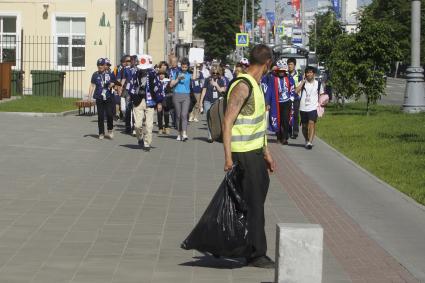 Екатеринбург. Японские болельщики идуит на стадион \'Екатеринбург-арена\', перед началом матча группового этапа ЧМ2018 Япония-Сенегал