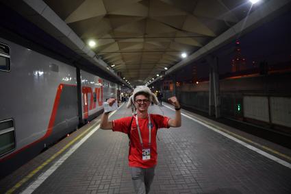 Москва. Футбольные болельщики на перроне Ленинградского вокзала.