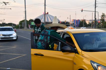 Москва. Болельщики чемпионата мира по футболу 2018 у автомобиля такси.