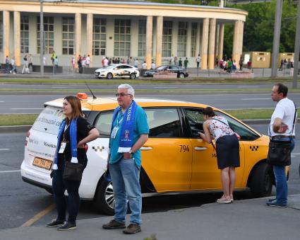 Москва. Болельщики чемпионата мира по футболу 2018 у автомобиля такси.