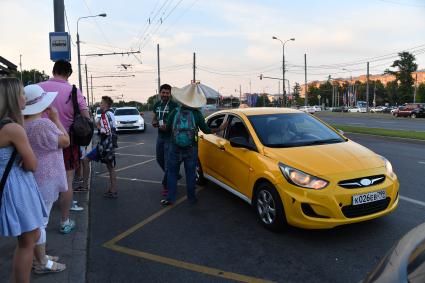 Москва. Болельщики чемпионата мира по футболу 2018 у автомобиля такси.