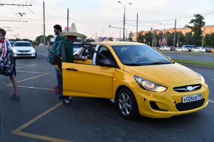 Москва. Болельщики чемпионата мира по футболу 2018 у автомобиля такси.