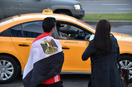 Москва. Болельщики чемпионата мира по футболу 2018 у автомобиля такси.