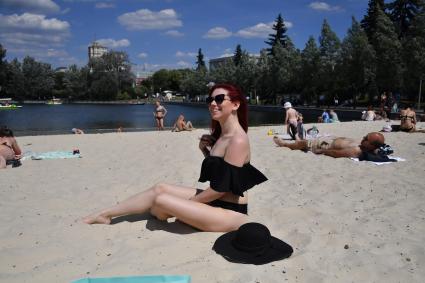 Москва. Девушка загорает на пляже в Парке Горького.