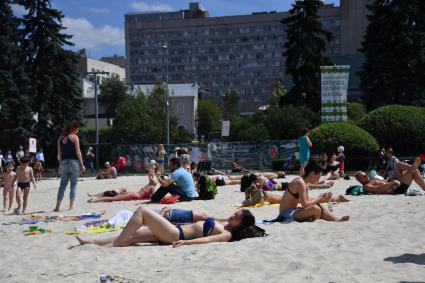 Москва. Москвичи загорают на пляже в Парке Горького.