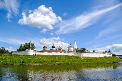 Тверcкая область, г.Старица. Вид на Старицкий Свято-Успенский монастырь с Волги.