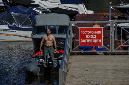 Тверь. Корреспондент `Комсомольской правды` Дмитрий Стешин на стоянке лодок в яхт-клубе.