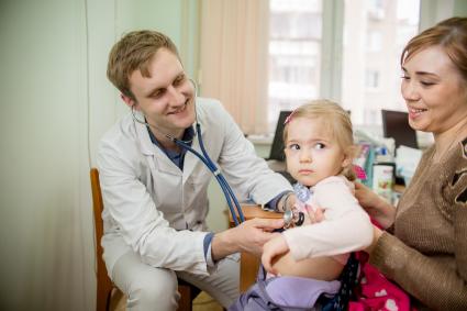 Челябинск. Врач проводит осмотр ребенка в детской поликлинике.