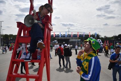 Москва. Болельщики  у стадиона `Лужники` перед началом матча группового этапа чемпионата мира по футболу - 2018 между сборными командами России и Саудовской Аравии.