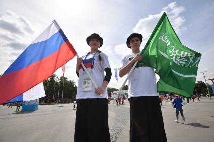 Москва.  Молодые люди  у стадиона `Лужники` перед началом матча группового этапа чемпионата мира по футболу - 2018 между сборными командами России и Саудовской Аравии.