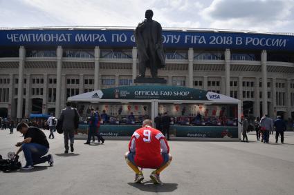 Москва. Болельщики  у стадиона `Лужники` перед началом матча группового этапа чемпионата мира по футболу - 2018 между сборными командами России и Саудовской Аравии.