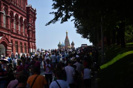 Москва. Футбольные болельщики, приехавшие на чемпионат мира по футболу, в очереди в мавзолей В. И. Ленина в Кремлевском проезде.