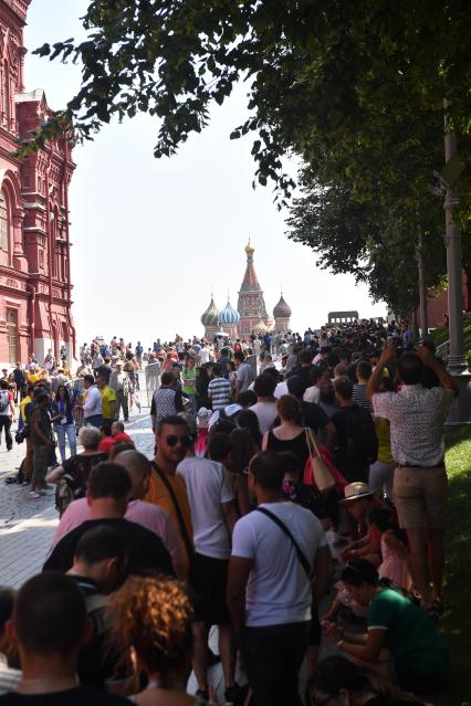 Москва. Футбольные болельщики, приехавшие на чемпионат мира по футболу, в очереди в мавзолей В. И. Ленина в Кремлевском проезде.