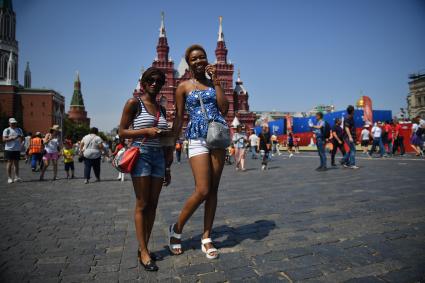 Москва.   Девушки во время прогулки на Красной площади.