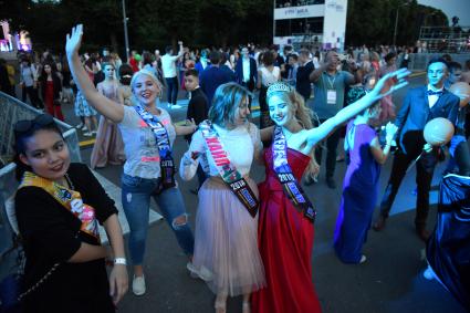 Москва. Выпускники школ на празднике `Московский выпускной-2018` в Парке Горького.