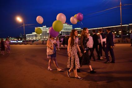 Москва. Выпускники школ на празднике `Московский выпускной-2018` в Парке Горького.