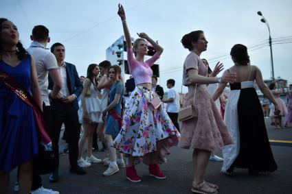 Москва. Выпускники школ на празднике `Московский выпускной-2018` в Парке Горького.