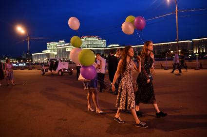 Москва. Выпускники школ на празднике `Московский выпускной-2018` в Парке Горького.