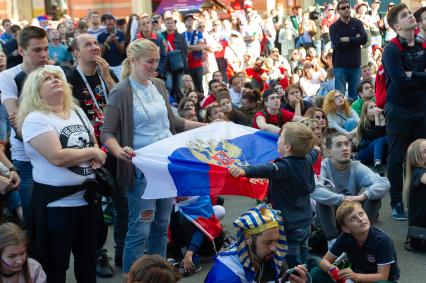 Санкт-Петербург.  Болельщики сборной России в фан-зоне во время трансляции матча  группового этапа чемпионата мира по футболу - 2018 между сборными командами Уругвая и России.