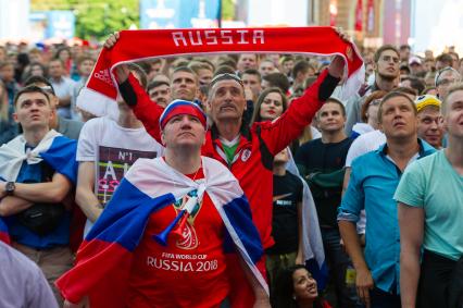 Санкт-Петербург.  Болельщики сборной России в фан-зоне во время трансляции матча  группового этапа чемпионата мира по футболу - 2018 между сборными командами Уругвая и России.