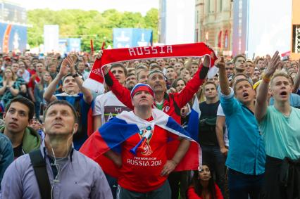 Санкт-Петербург.  Болельщики сборной России в фан-зоне во время трансляции матча  группового этапа чемпионата мира по футболу - 2018 между сборными командами Уругвая и России.