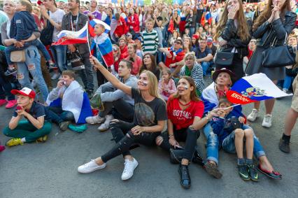 Санкт-Петербург.  Болельщики сборной России в фан-зоне во время трансляции матча  группового этапа чемпионата мира по футболу - 2018 между сборными командами Уругвая и России.