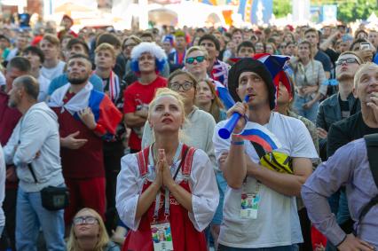 Санкт-Петербург.  Болельщики сборной России в фан-зоне во время трансляции матча  группового этапа чемпионата мира по футболу - 2018 между сборными командами Уругвая и России.