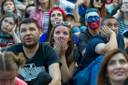 Санкт-Петербург.  Болельщики сборной России в фан-зоне во время трансляции матча  группового этапа чемпионата мира по футболу - 2018 между сборными командами Уругвая и России.