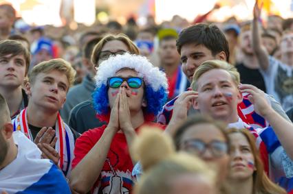 Санкт-Петербург.  Болельщики сборной России в фан-зоне во время трансляции матча  группового этапа чемпионата мира по футболу - 2018 между сборными командами Уругвая и России.