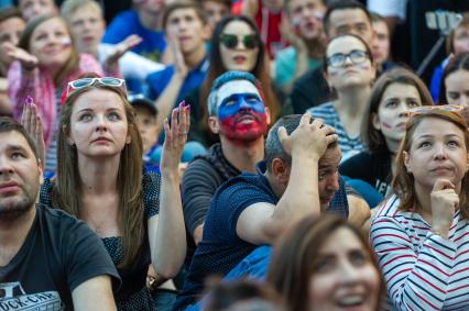 Санкт-Петербург.  Болельщики сборной России в фан-зоне во время трансляции матча  группового этапа чемпионата мира по футболу - 2018 между сборными командами Уругвая и России.