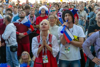 Санкт-Петербург.  Болельщики сборной России в фан-зоне во время трансляции матча  группового этапа чемпионата мира по футболу - 2018 между сборными командами Уругвая и России.