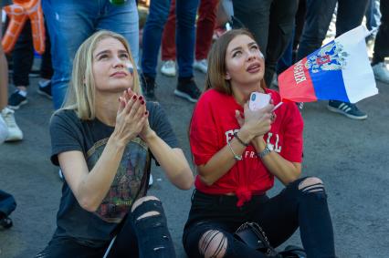 Санкт-Петербург.  Болельщицы сборной России в фан-зоне во время трансляции матча  группового этапа чемпионата мира по футболу - 2018 между сборными командами Уругвая и России.