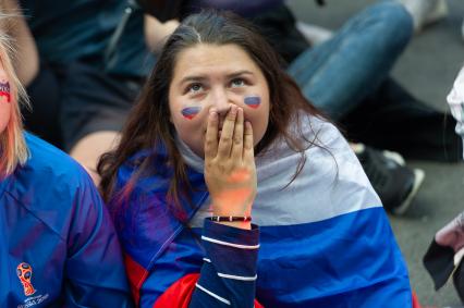Санкт-Петербург. Болельщица сборной России в фан-зоне во время трансляции матча группового этапа чемпионата мира по футболу - 2018 между сборными командами Уругвая и России.