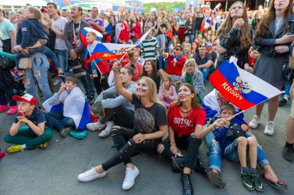 Санкт-Петербург.  Болельщики сборной России в фан-зоне во время трансляции матча  группового этапа чемпионата мира по футболу - 2018 между сборными командами Уругвая и России.